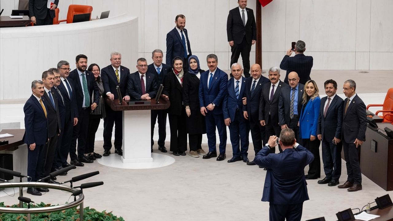 TBMM'de Emekli Bayram İkramiyesi 4 Bin Liraya Yükseltildi