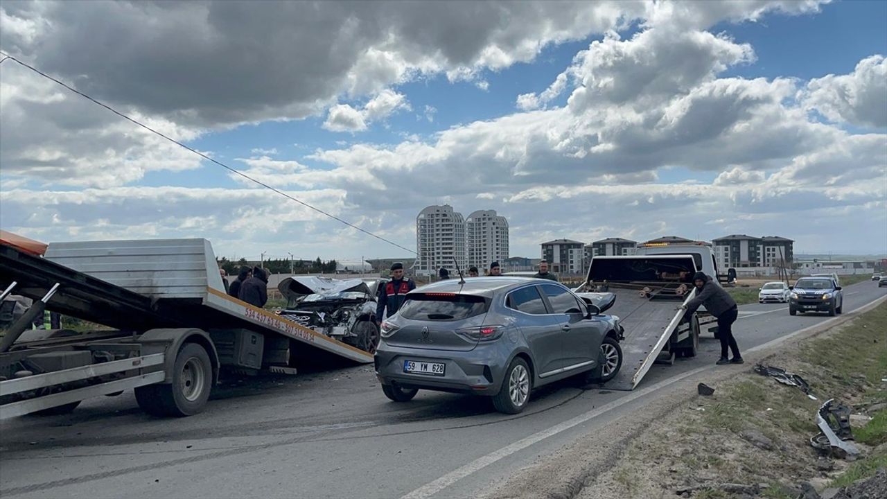 Tekirdağ'da Askeri Araçla İki Otomobil Çarpıştı: 6 Yaralı
