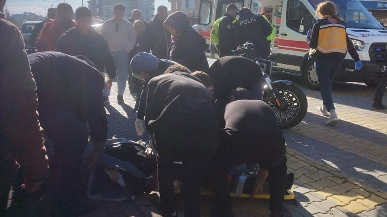 Tekirdağ'da Motosiklet Yayaya Çarptı: 2 Yaralı