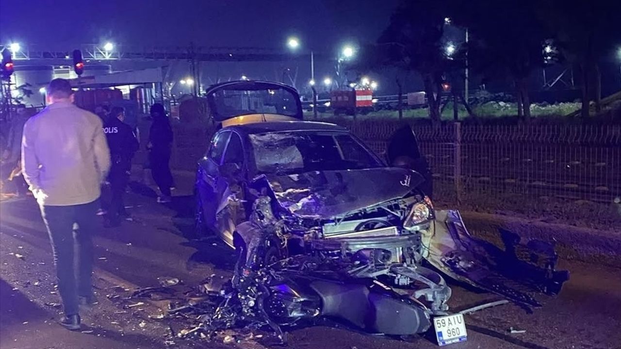 Tekirdağ'da Otomobil ile Motosiklet Çarpıştı: 2 Yaralı