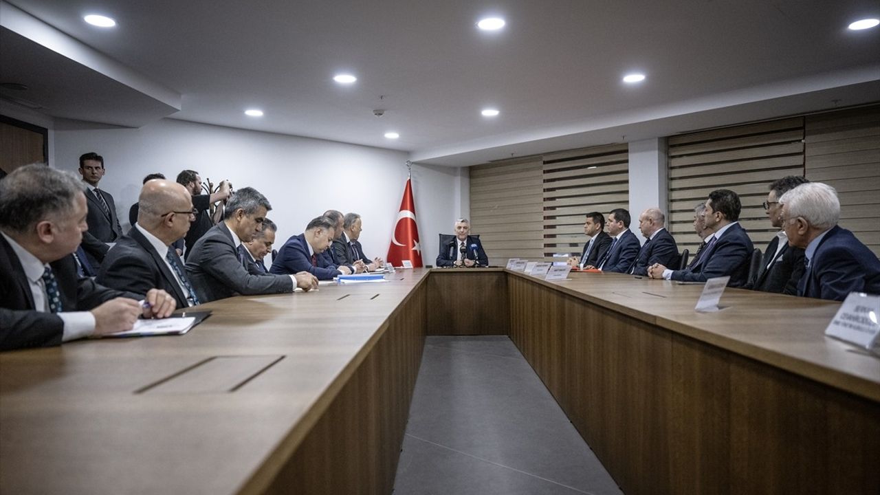 Ticaret Bakanı Ömer Bolat, Ayakkabı Sektörü Temsilcileriyle Bir Araya Geldi