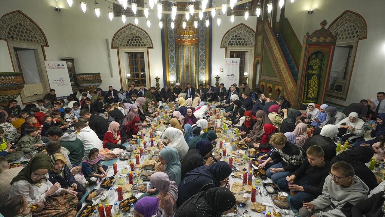 TİKA, Saraybosna'daki Hünkar Camisi'nde Yüzlerce Çocuğa İftar Düzenledi