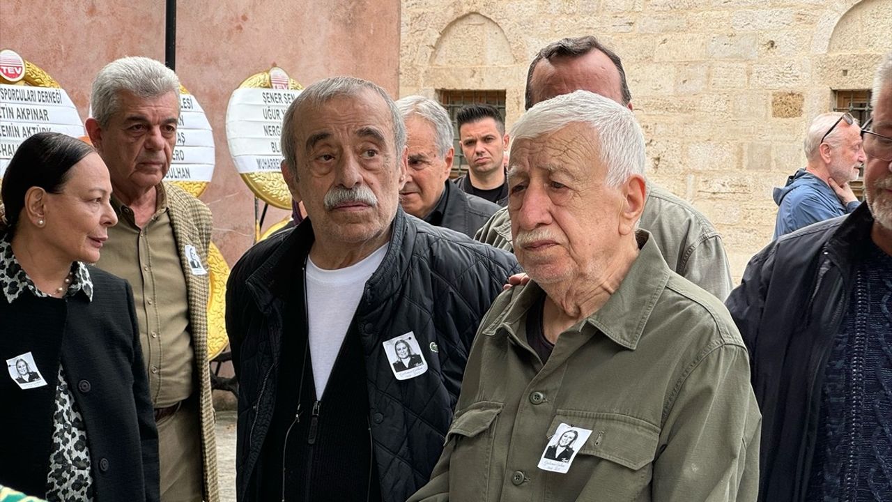 Tiyatro Oyuncusu Hatice Gülümser Gülhan Son Yolculuğuna Uğurlandı