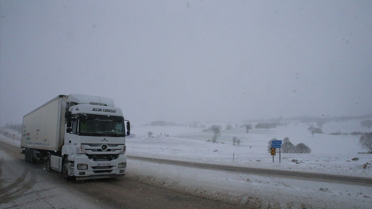 Tokat-Sivas Kara Yolunda Kar ve Tipi Etkili Oluyor