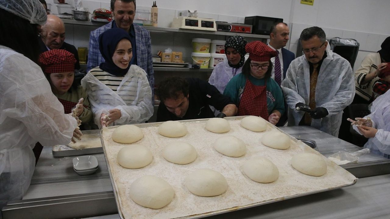Tokat'ta Down Sendromlu Çocuklar Ramazan Pidesi Yaptı