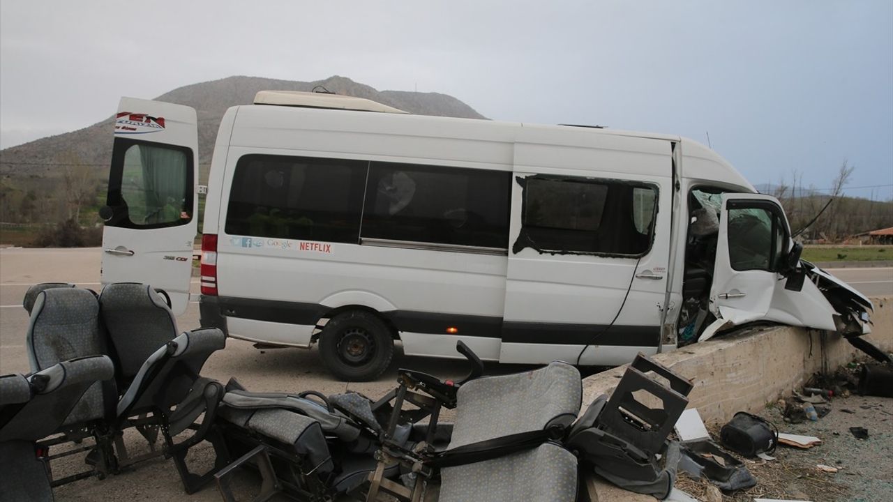 Tokat'ta İşçi Servisi İstinata Çarptı: 15 Yaralı