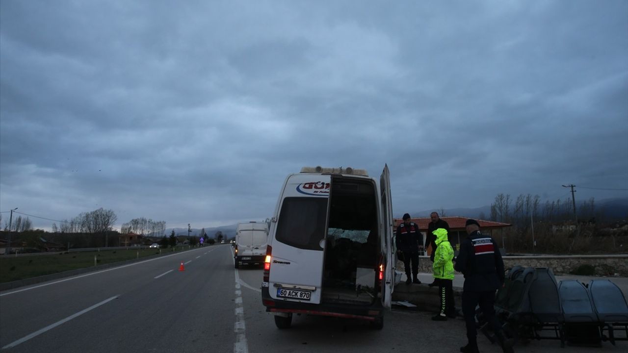 Tokat'ta işçi servisinin istinat duvarına çarpması sonucu 21 kişi yaralandı