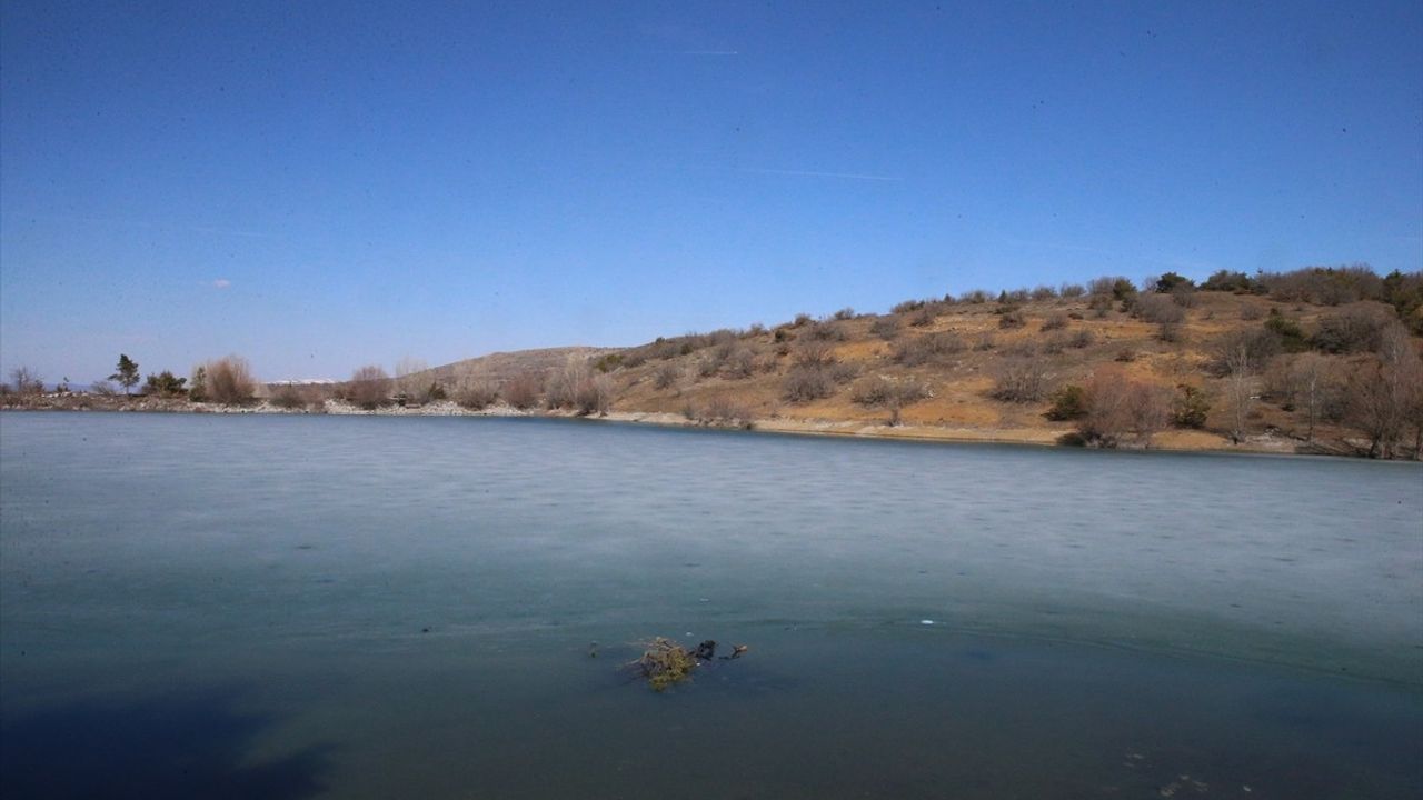 Tokat'taki İhsaniye Göleti'nin Yüzeyi Buzla Kaplandı