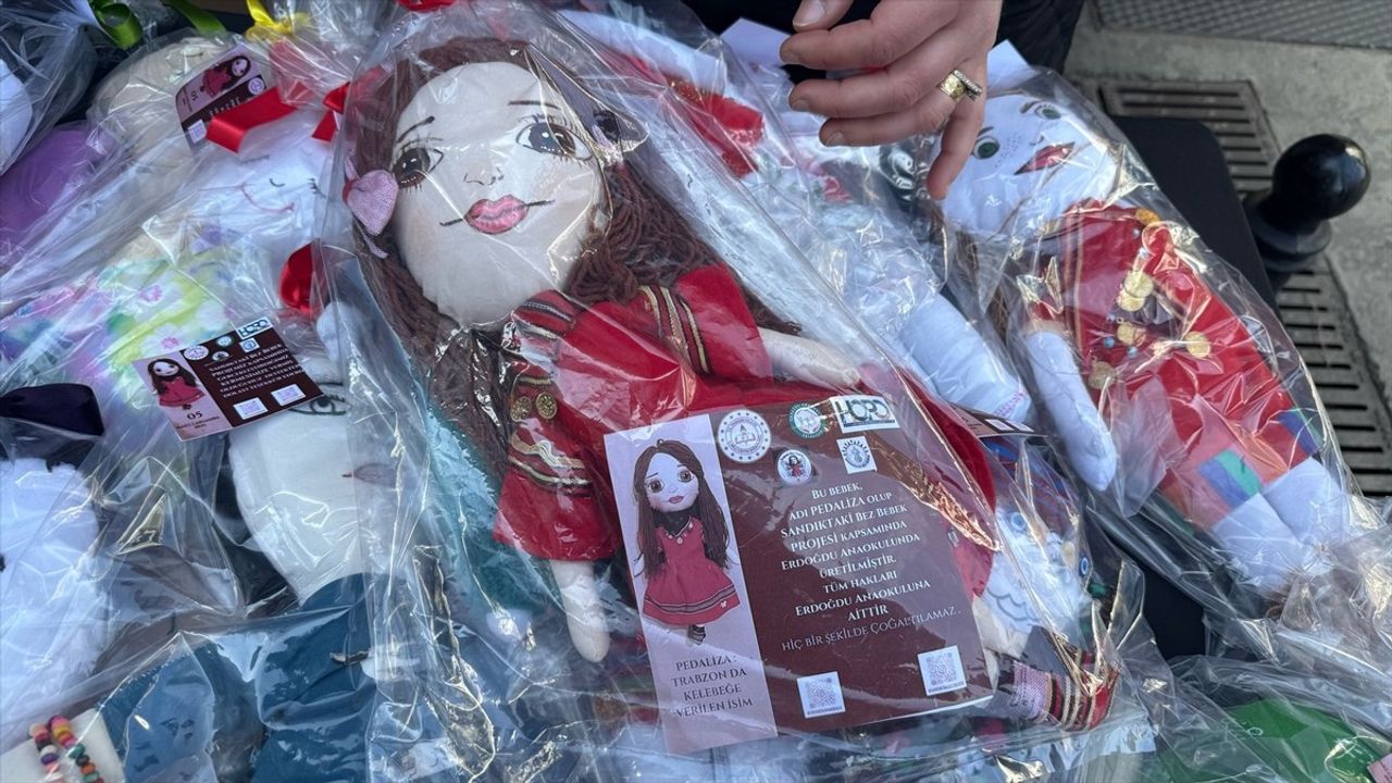 Trabzon'da Bez Bebekler, Lösemili Çocuklar İçin Satışa Sunuldu