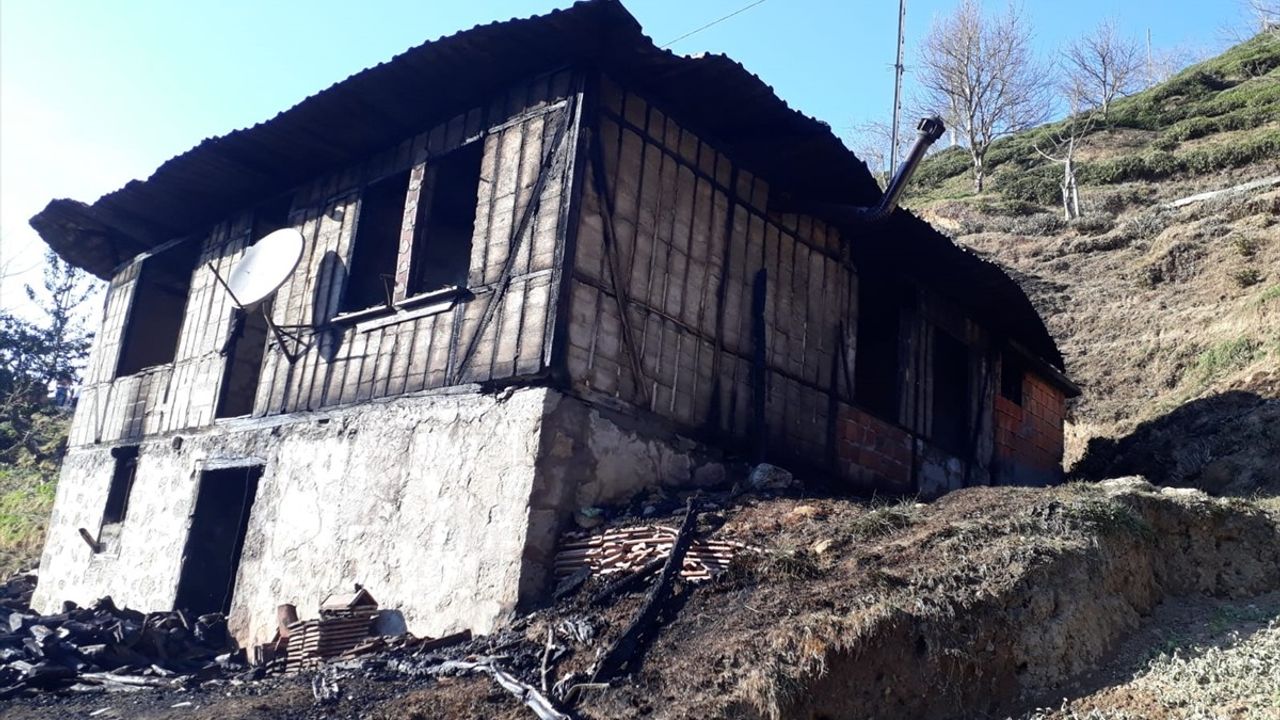 Trabzon'da Samanlıktan Eve Sıçrayan Yangında İki Kişi Dumandan Etkilendi