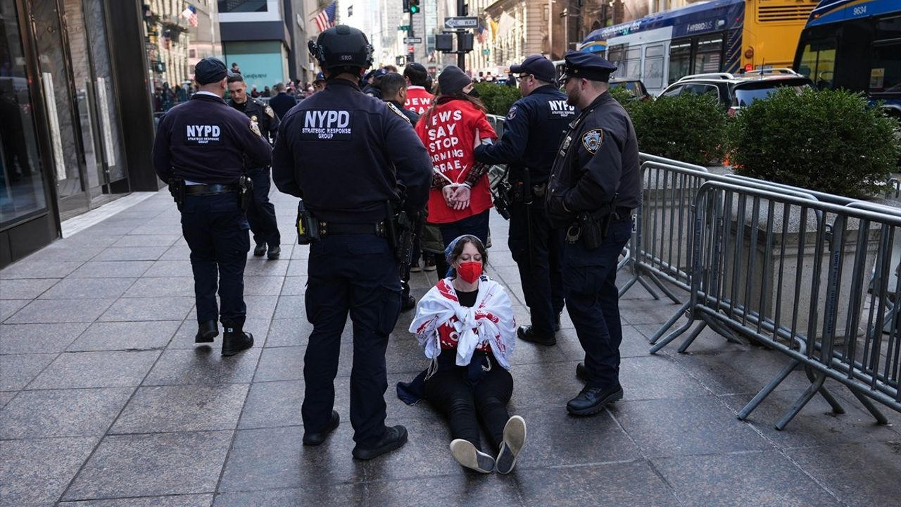 Trump Tower'da Yahudi Gruptan Filistinli Aktivist Halil İçin Eylem