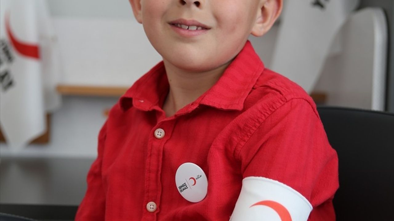 Türk Kızılay, Denizli'deki Minik Gönüllüye Sürpriz Hediye Gönderdi