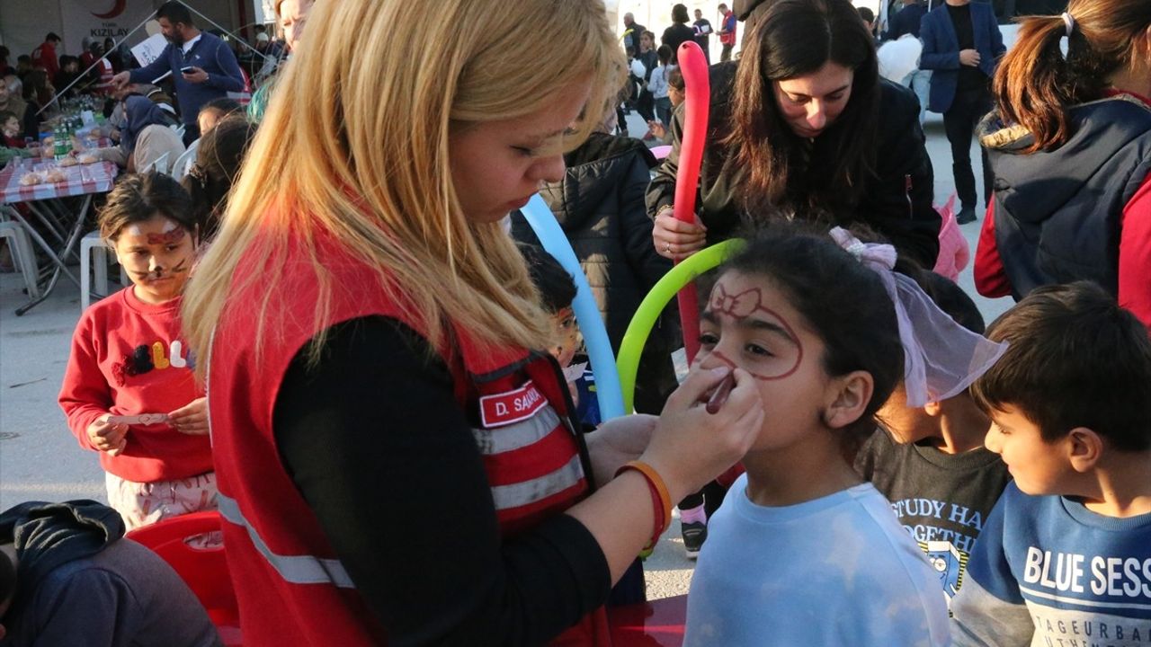 Türk Kızılay Genel Başkanı Yılmaz, Hatay'da Depremzedelerle İftar Yaptı