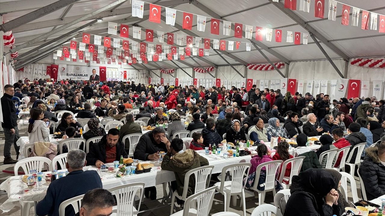 Türk Kızılay Genel Başkanı Yılmaz, Kahramanmaraş'ta Depremzedelerle İftar Yaptı