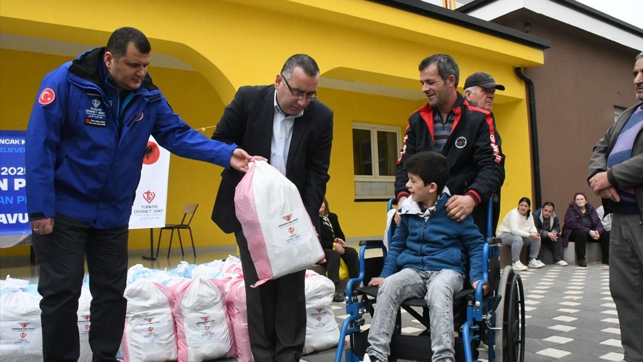 Türkiye Diyanet Vakfı Arnavutluk'ta İhtiyaç Sahibi Ailelere Gıda Yardımı Dağıttı