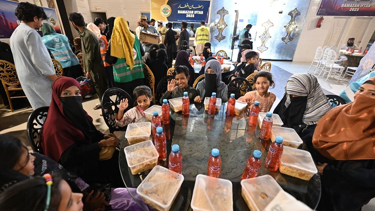 Türkiye Diyanet Vakfı, Pakistan'da 500 Kişilik İftar Programı Düzenledi
