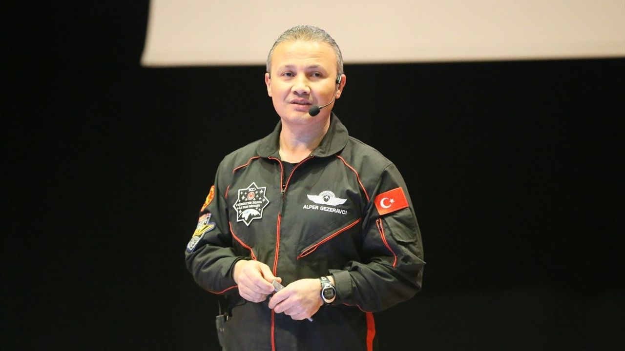 Türkiye'nin İlk Astronotu Alper Gezeravcı, Gaziantep'te Öğrencilerle Buluştu