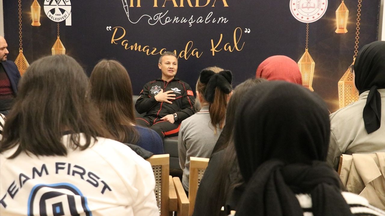 Türkiye'nin İlk Astronotu Alper Gezeravcı, Rize'de Öğrencilere Uzay Yolculuğunu Anlattı