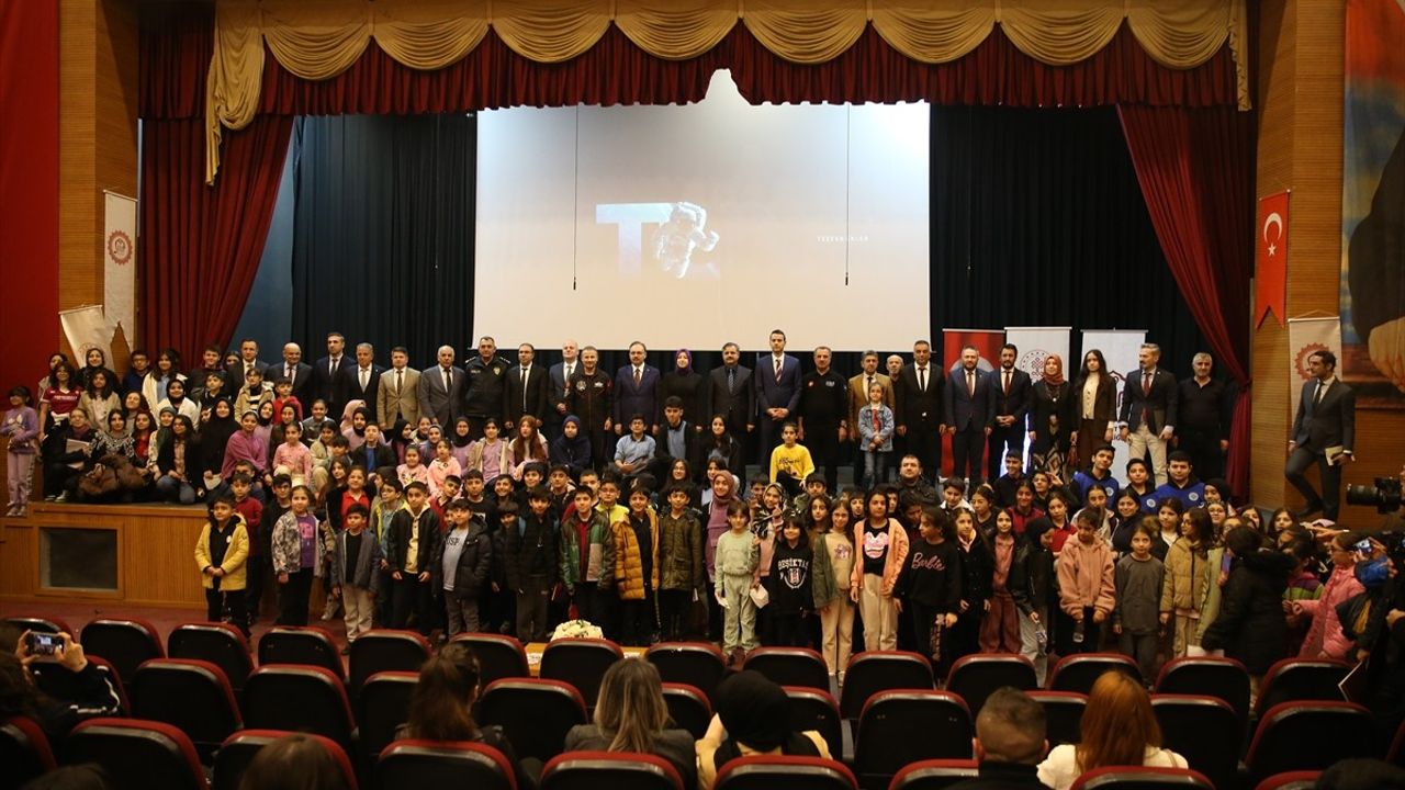 Türkiye'nin İlk Astronotu Alper Gezeravcı, Siirt'te Öğrencilerle Buluştu