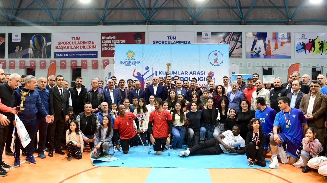 Türkiye Voleybol Federasyonu Başkanı Üstündağ, Malatya'daki Voleybol Finalini İzledi