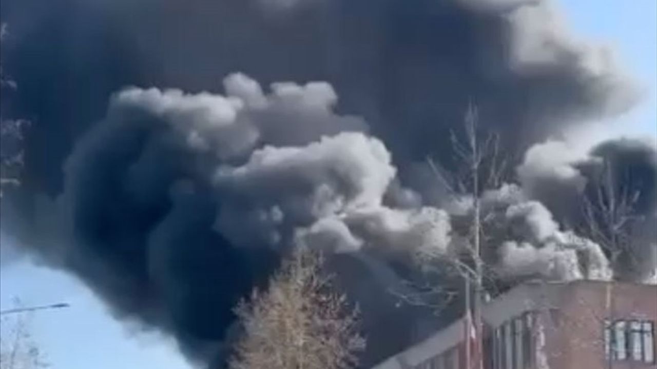Tuzla'da Kimyasal Madde Üretimi Yapan Fabrikada Yangın Çıktı