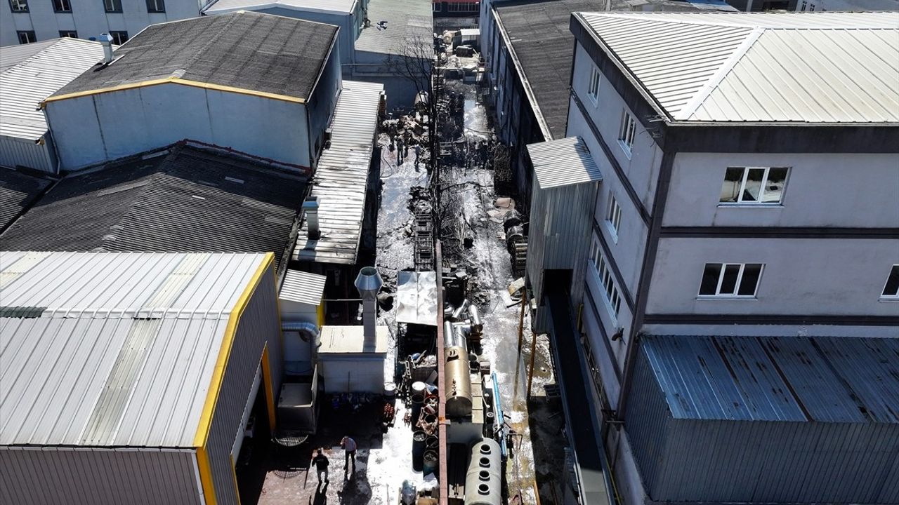 Tuzla'da Kimyasal Madde Üretimi Yapan Fabrikada Yangın Kontrol Altına Alındı