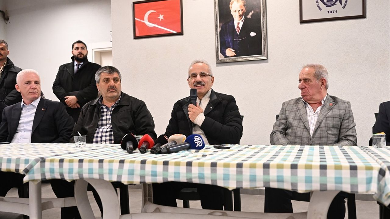 Ulaştırma Bakanı Uraloğlu, Balıkçılarla Sahurda Bir Araya Geldi