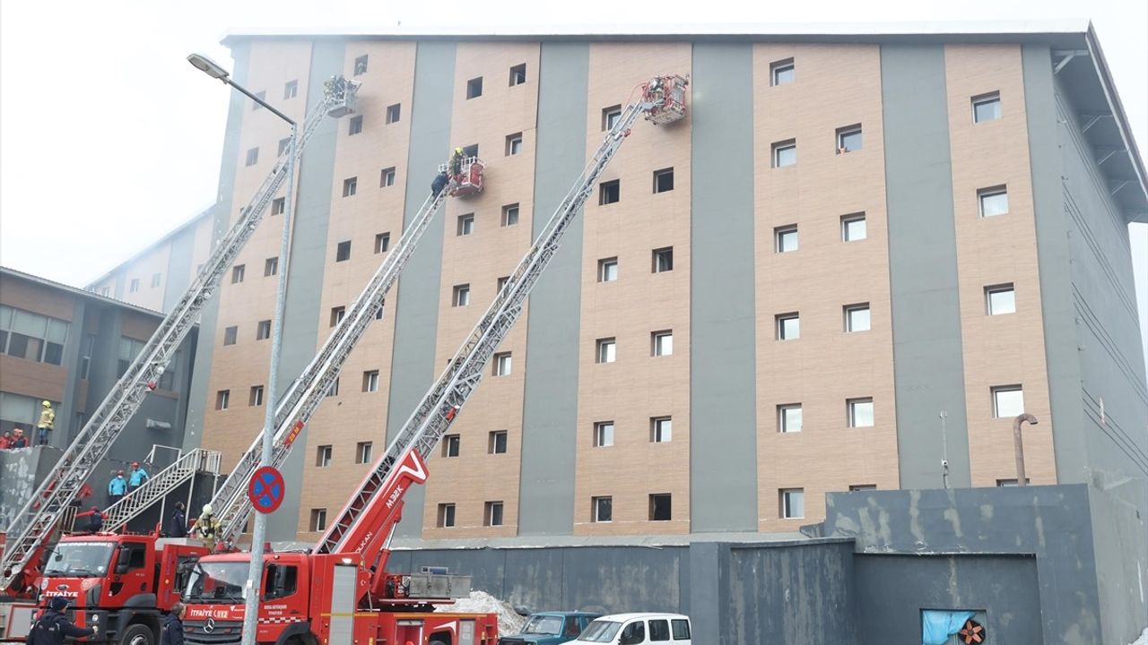 Uludağ'da İşletme Belgesi Olmayan Otelde Yangın Kontrol Altına Alındı