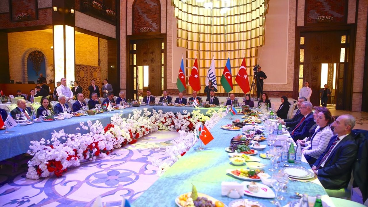 Uluslararası Demokratlar Birliği Bakü'de İftar Programı Düzenledi