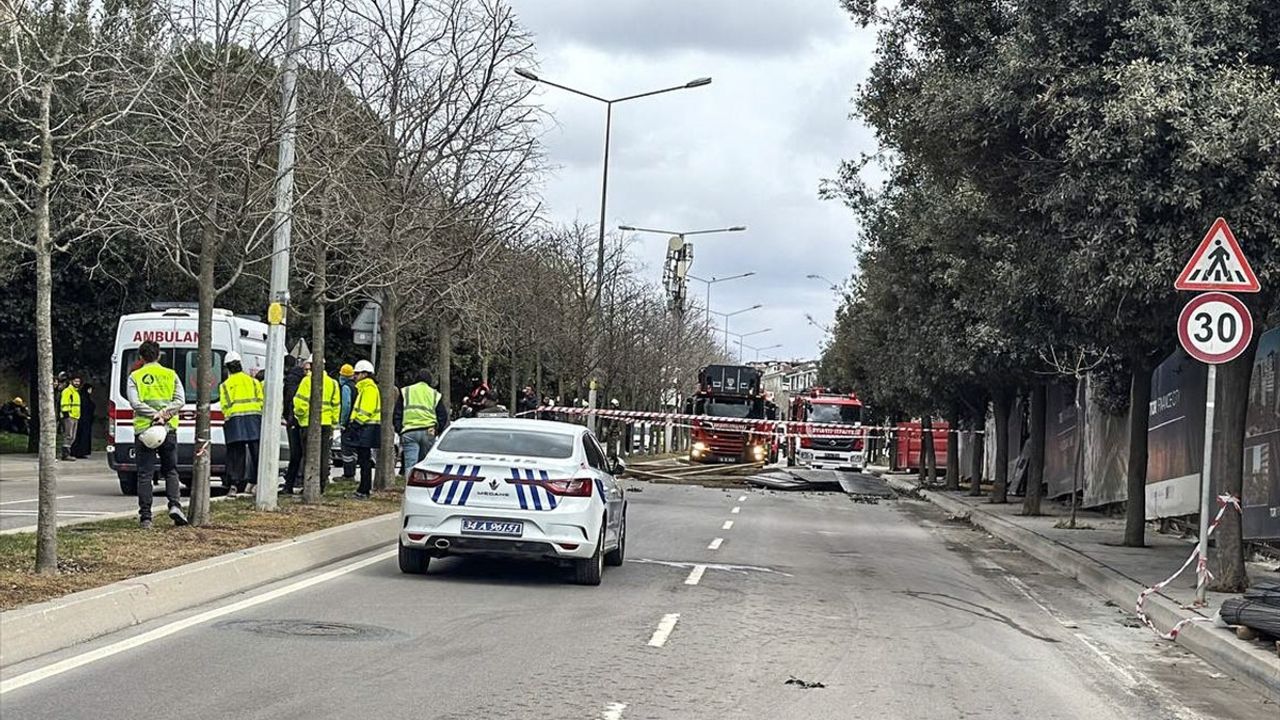 Ümraniye'de İnşaat Iskelesinin Çökmesi Sonucu İki İşçi Ağır Yaralandı