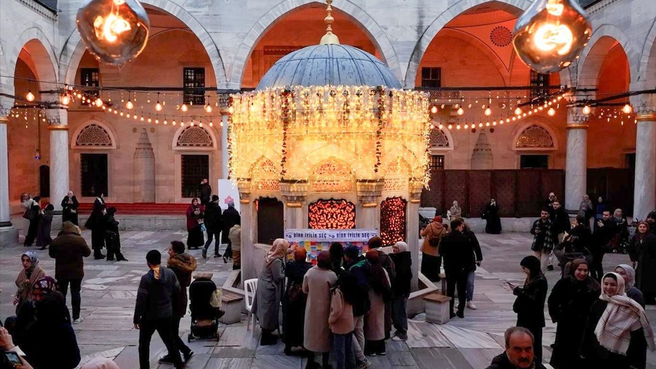 Vakıflar Genel Müdürlüğü İstanbul'da Geleneksel İftar Sofraları Kuruyor