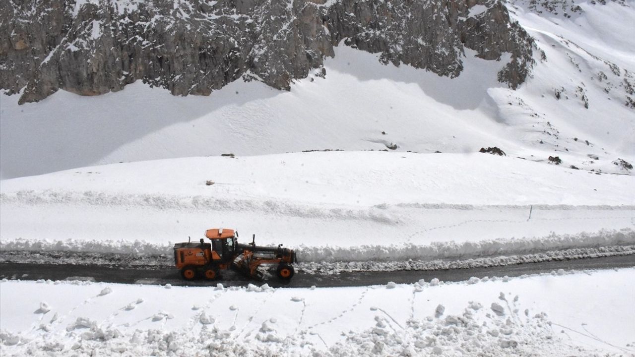 Van-Bahçesaray Yolu İçin Karla Mücadele Başlatıldı
