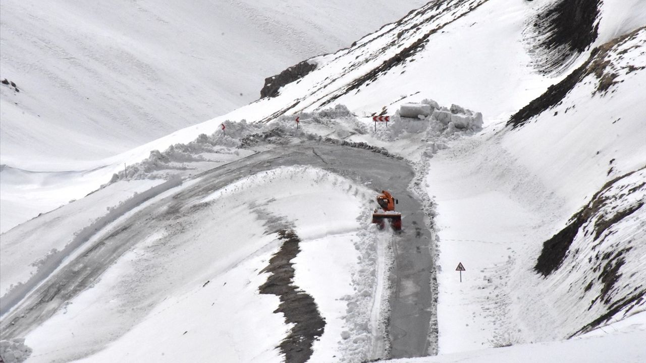 Van-Bahçesaray Yolu Ulaşıma Açıldı