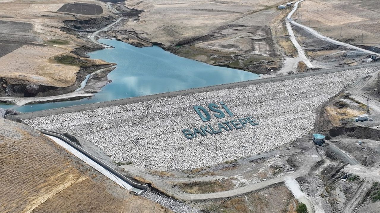 Van'da Yer Altı Barajı ve Sulama Göletleri ile Tarım Arazileri Suya Kavuştu