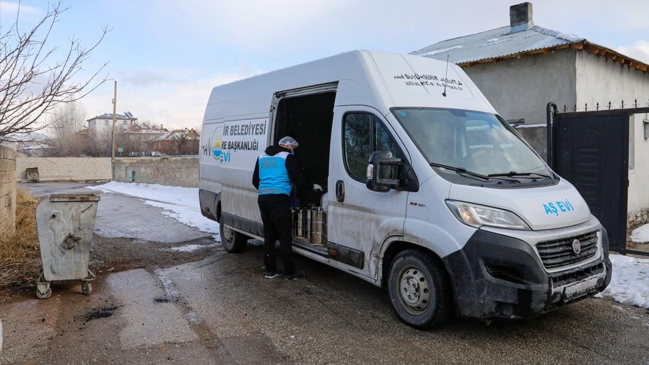 Van'daki Aşevinde 10 Bin Kişiye İftarlık Dağıtıldı