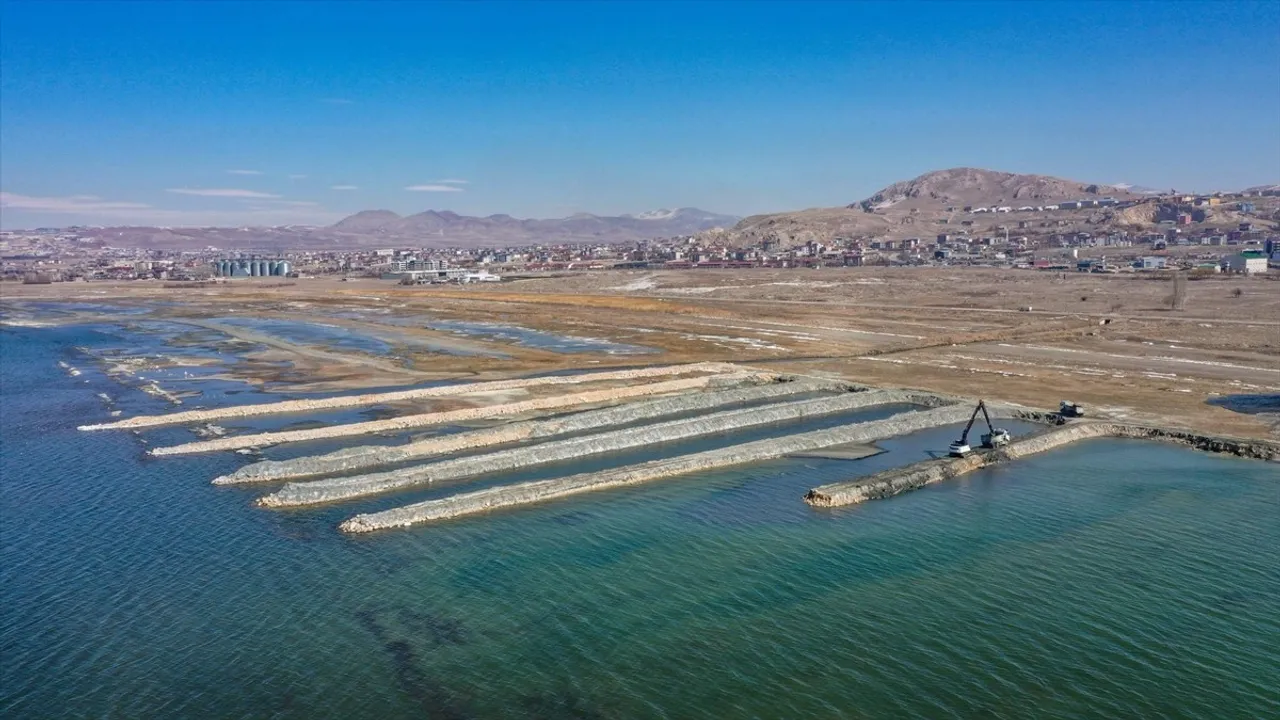 Van Gölü'nden 1.95 Milyon Metreküp Dip Çamuru ve Balçık Çıkarıldı