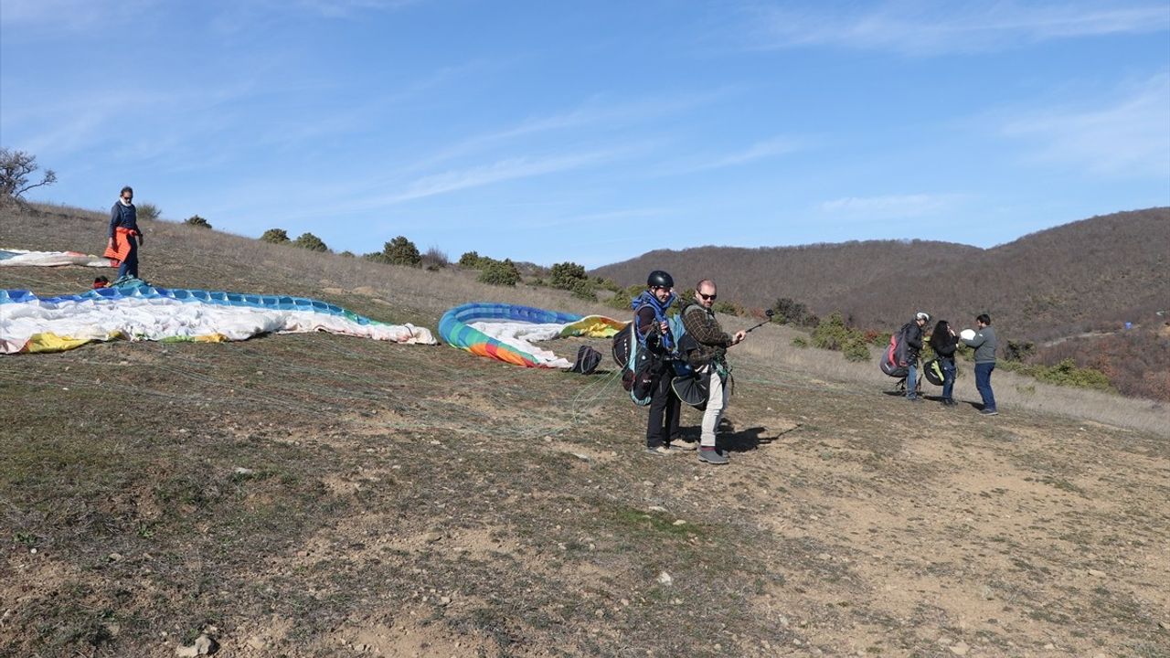 Yamaç Paraşütü Tutkunları Uçmakdere'de Gökyüzüyle Buluşuyor