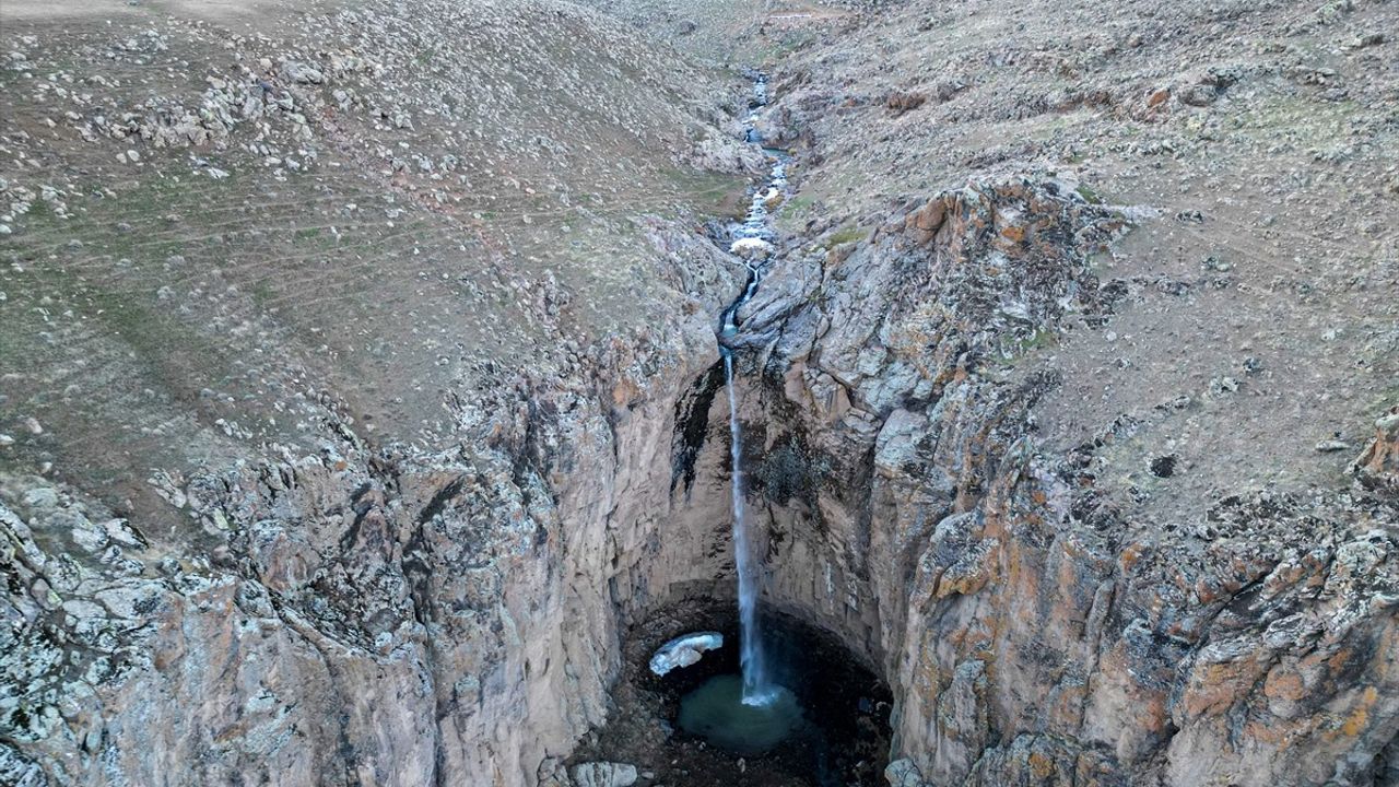 Yaşar Kemal Şelalesi Yaz Sonrasında Yeniden Akmaya Başladı