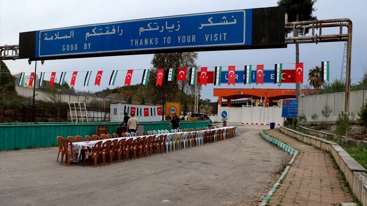 Yayladağı Sınır Kapısı'nda Türk ve Suriyeli Gümrük Çalışanları Dostluk İftarında Buluştu