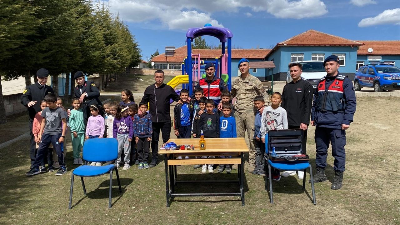 Yozgat'ta Jandarma, Kırsaldaki Çocukların Bayram Tıraşını Gerçekleştirdi