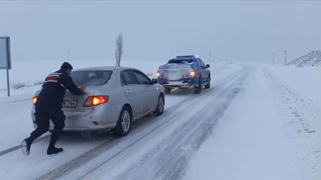 Yozgat'ta Jandarma, Yolda Kalan Sürücülere Yardım Etti