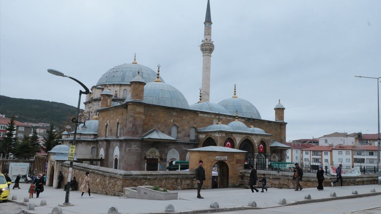 Yozgat’ta Kadir Gecesi’nde Sakal-ı Şerif ziyarete açıldı