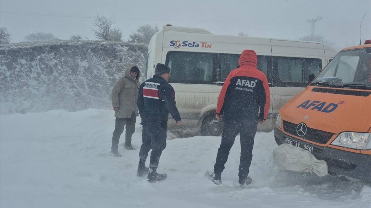 Yozgat'ta Kara Saplanan Okul Servisindeki 8 Öğrenci Kurtarıldı