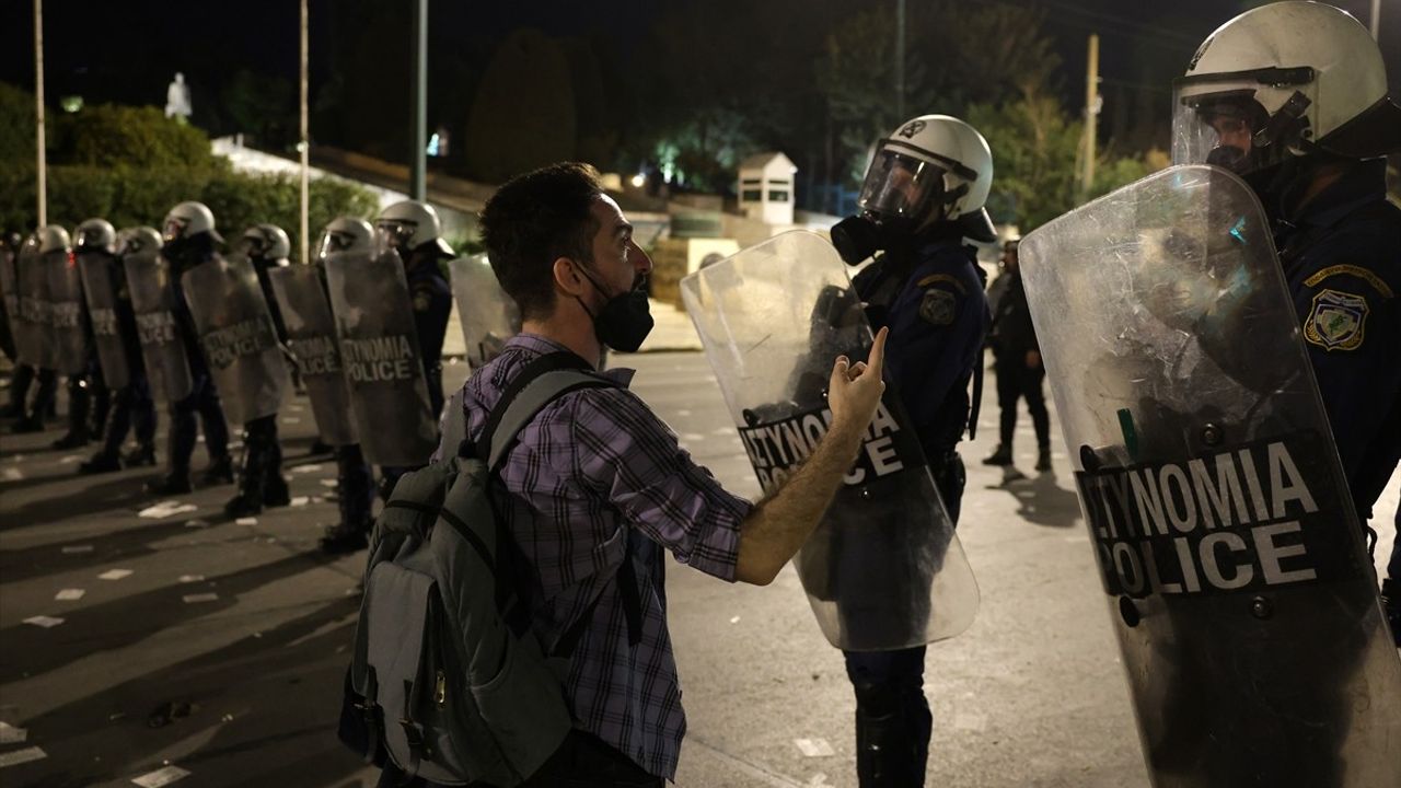 Yunanistan'da 2 Yıl Önceki Tren Kazası İçin Sorumluların Bulunması Talebiyle Eylem Düzenlendi