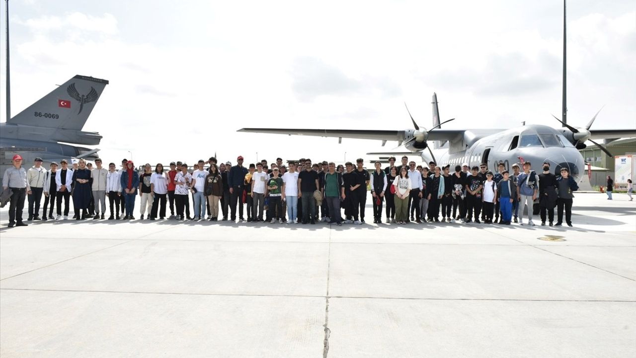 Ziyaretçiler Hava Kuvvetleri Komutanlığı Birliklerinde Ağırlanıyor