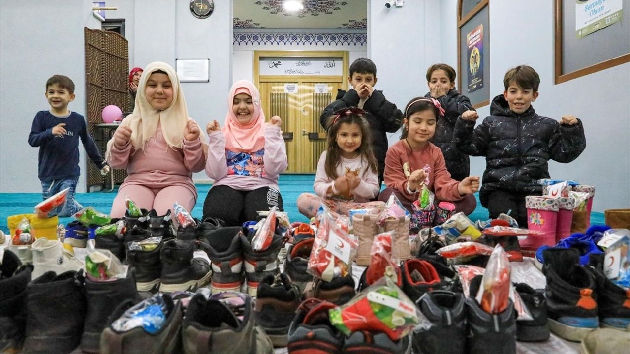 Zonguldak'ta Kızılay Gönüllüleri Çocuklar İçin Sürpriz Hediyeler Hazırladı