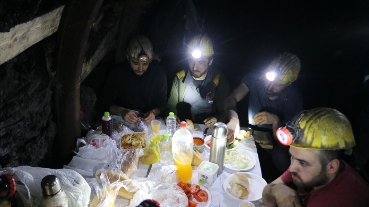 Zonguldak'ta Maden İşçileri, Yer Altında İlk Sahurlarını Yaptı