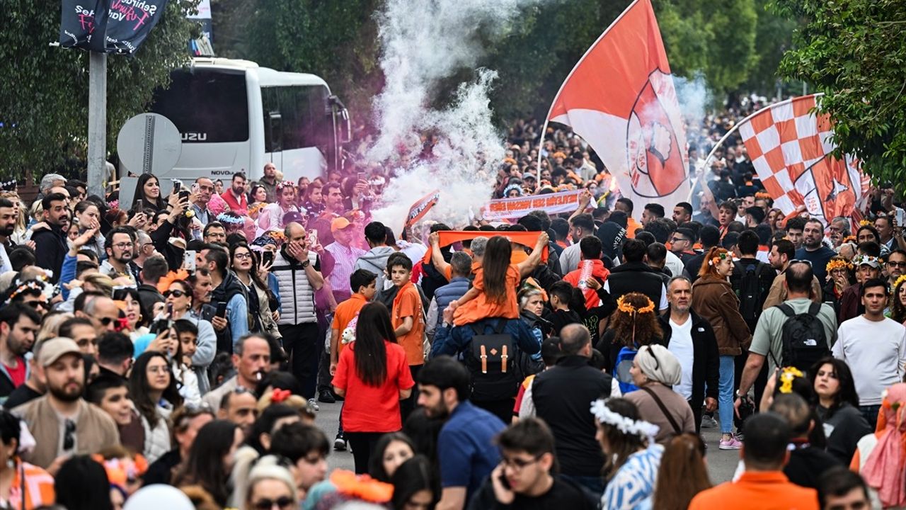 13. Uluslararası Portakal Çiçeği Karnavalı Korteji Adana'da Gerçekleşti