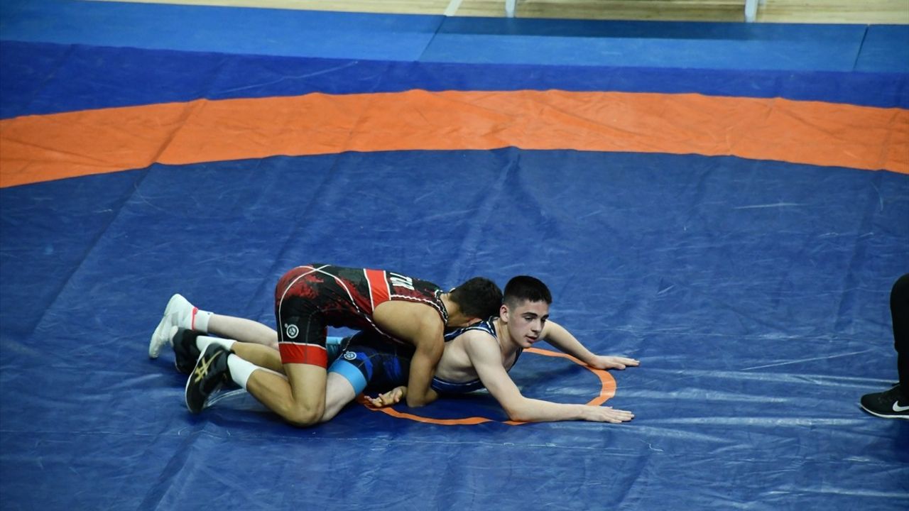 15 Yaş Altı Türkiye Güreş Grup Müsabakaları Bilecik'te Devam Ediyor