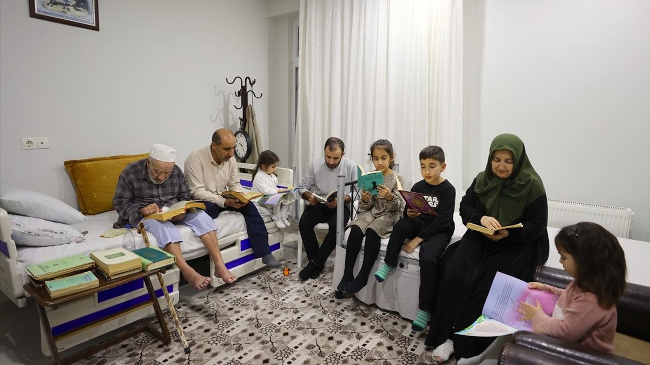 88 Yaşındaki Kasım Güneş'in Kitap Aşkı Aileye İlham Veriyor